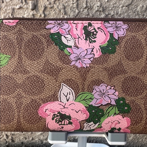 $225 COACH monogram floral wallet (top zipper rip) - Picture 4 of 16